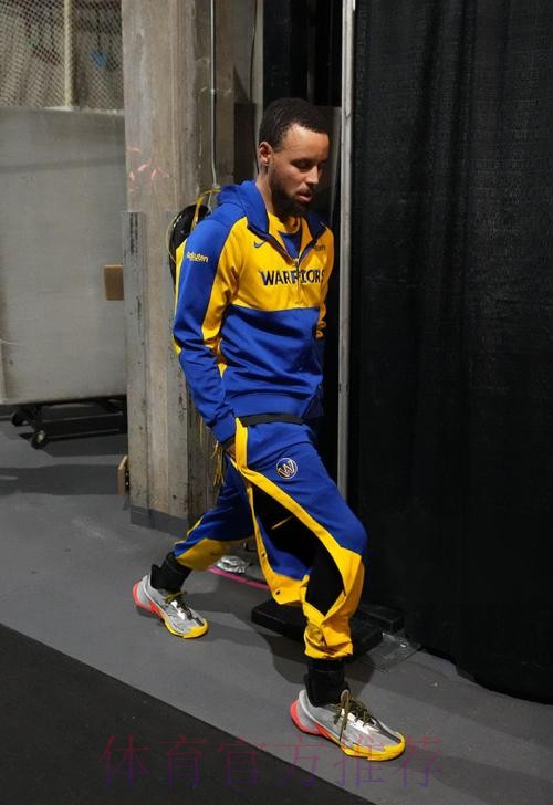 库里穿着克拉克专属灰蓝色科比6，空砍31分3篮板5助攻